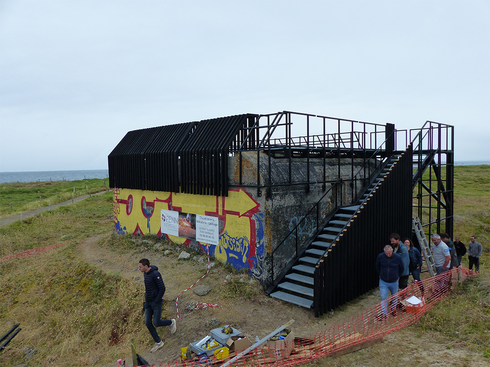 Juin 2023: Aménagement du belvédère en acier et bois brulé sur le bunker des Dunes de Kerouiny à Trégunc (29)